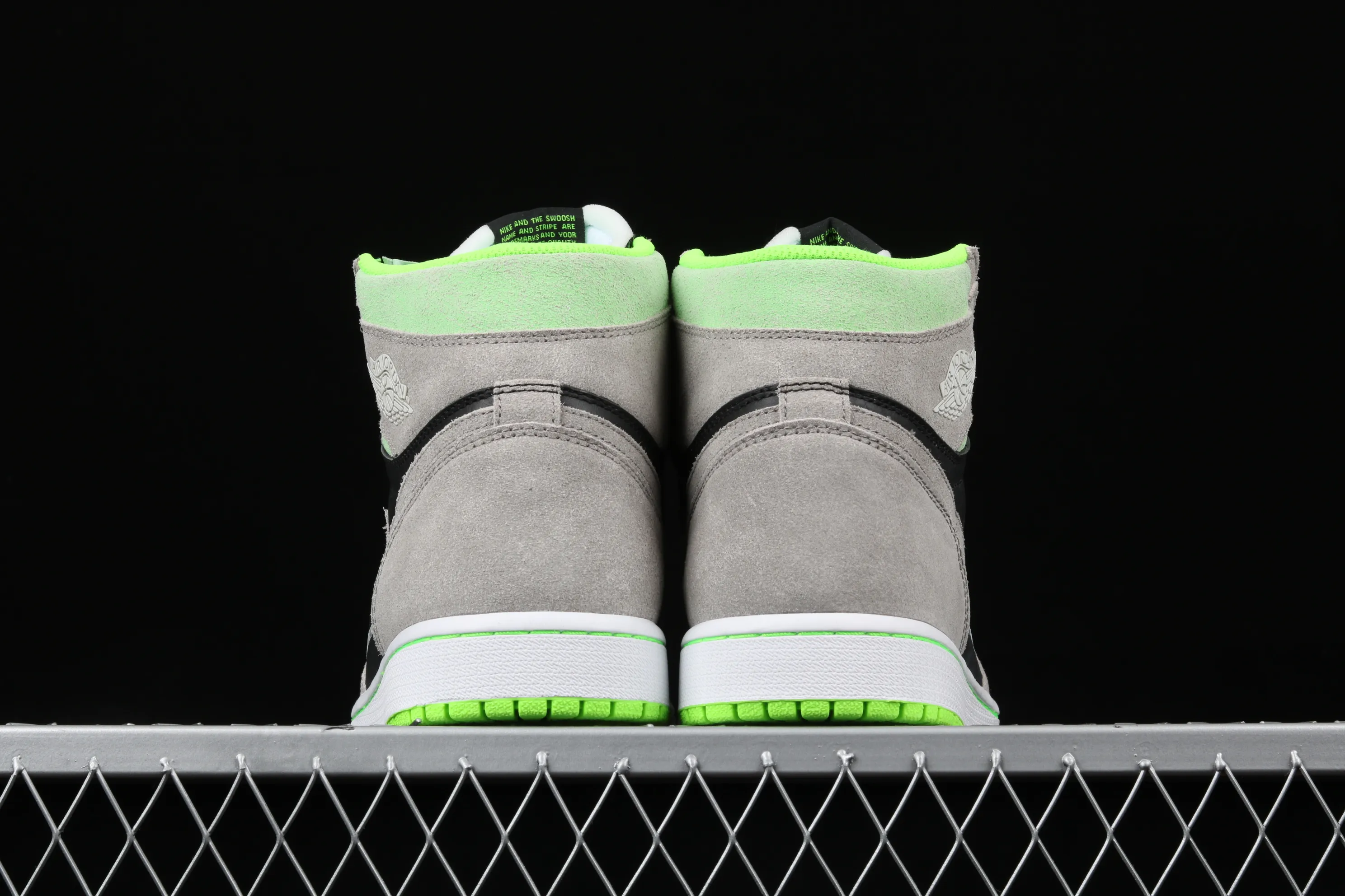 All Categories Air Jordan Jordan Series Basketball Shoes Air Jordan 1 High Air Jordan 1 Retro OG "Neutral Green" AJ1 SP19 Limited Joe 1 Versatile Cultural Basketball Shoes "Gray Black Fluorescent Green Luminous" 555088-070